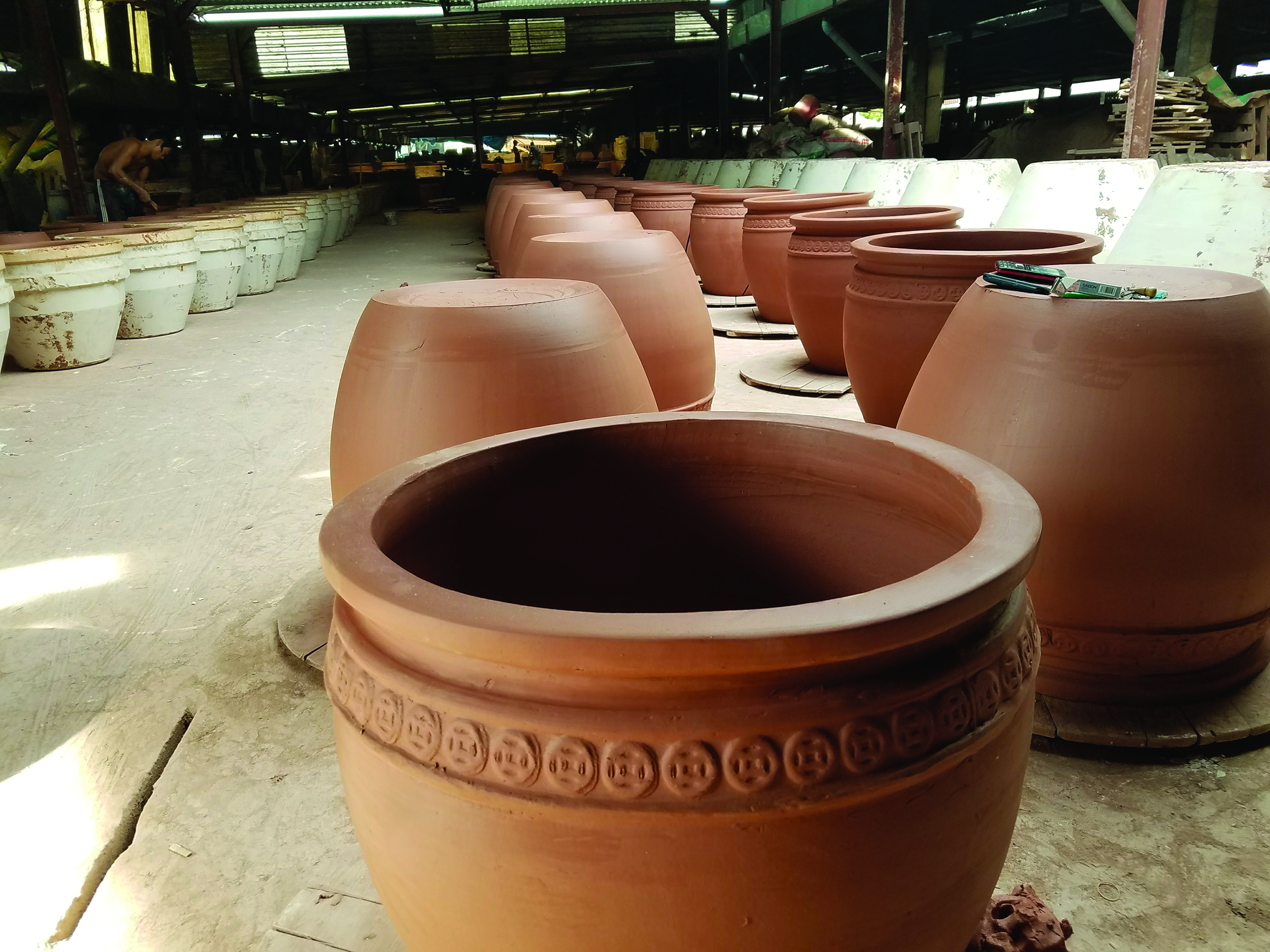 5 Popular Material Options for Large Commercial Planters